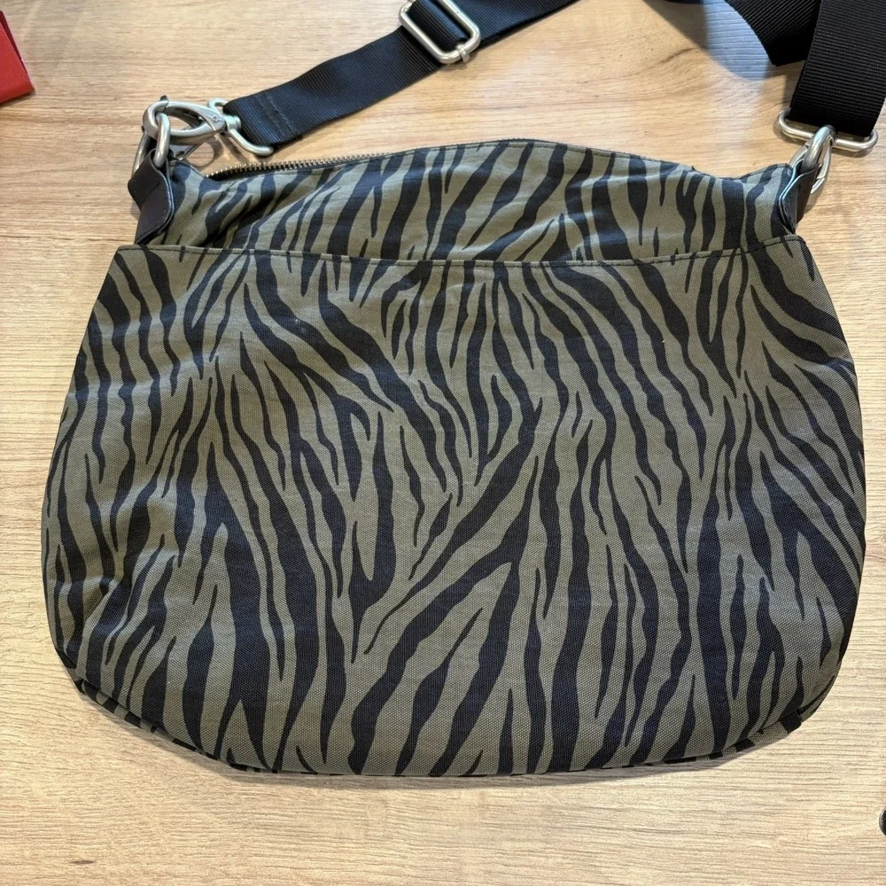 baggallini New Yorker Bagg Two-Zipper Front Crossbody Green/Black travel‎